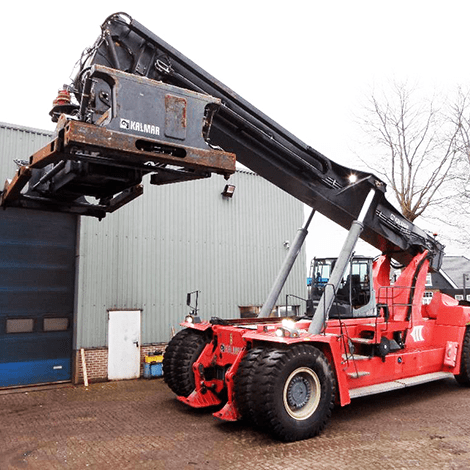 Kalmar DRG450-75S6HCXS reachstackers 2016 van het merk containergrijper Bromma, moter van Volvo TAD1171VE in het rood voor een grijze hal.